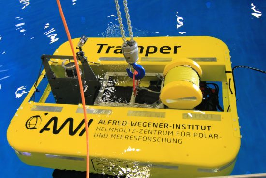 Projekt ROBEX, Helmholtz-Allianz. Mitglieder der Helmholtz-Allianz ROBEX testen das Unterwasserfahrzeug AWI-Tramper im Becken des DFKI Bremen. In ROBEX arbeiten Tiefsee- und Weltraumforscher zusammen, um Technologien weiterzuentwickeln. So wollen Wissenschaftler des Alfred-Wegener-Instituts zukünftig die Tiefsee in der Framstraße zwischen Spitzbergen und Grönland mit autonomen Unterwasserfahrzeugen wie dem Tramper erforschen.