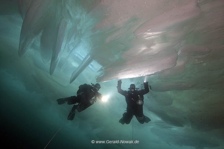 Ли под водой. Ice Diving (айс-дайвинг). Подледный дайвинг на Байкале. Дайвинг подо льдом Байкала. Зимний дайвинг на Байкале.