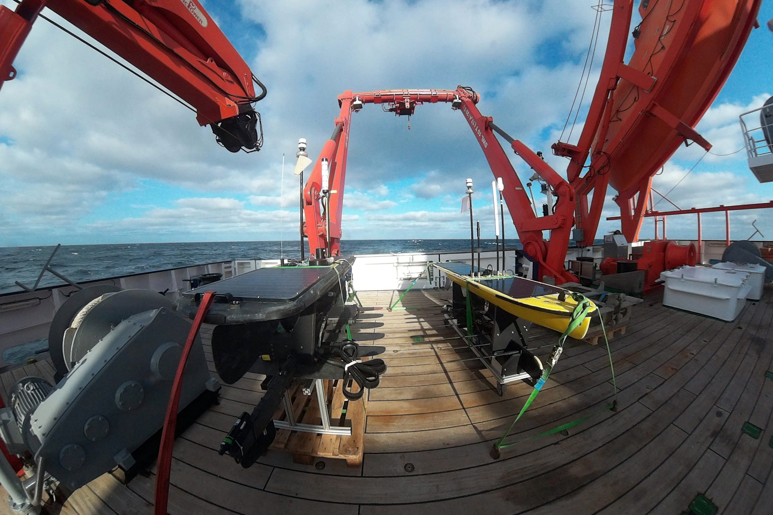 WaveGlider Keeping track of marine research in real time • Mares