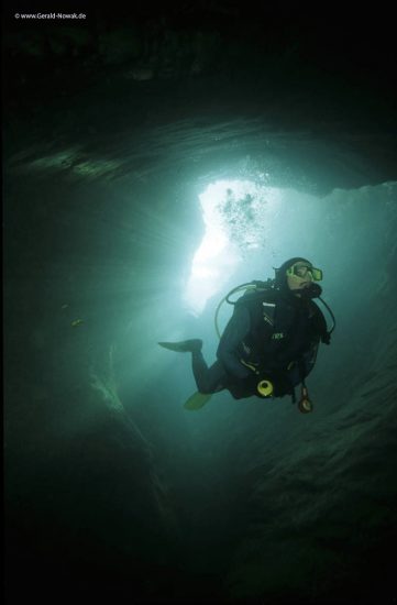 Europa, Slowenien, Karst, julische Alpen, Fluss, Fluß, Flusstauchen, Fusstauchen in der Soca, Taucher, Fels, felsig, Strömung, Gebirgsbach, Strömungstauchen, Fliesgewässer, Fluss, Canyon, Tauchen im Gebirge, Flusstaucher | Europe, Slovenia, karst, julian alps, river, riverdiving, diving, coldwater diving