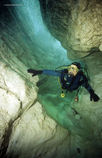 Europa, Slowenien, Karst, julische Alpen, Fluss, Fluß, Flusstauchen, Fusstauchen in der Soca, Taucher, Fels, felsig, Strömung, Gebirgsbach, Strömungstauchen, Fliesgewässer, Fluss, Canyon, Tauchen im Gebirge, Flusstaucher | Europe, Slovenia, karst, julian alps, river, riverdiving, diving, coldwater diving